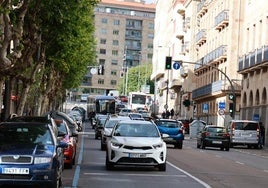 Vehículos circulando por Gran Vía, incluida en la ZBE.