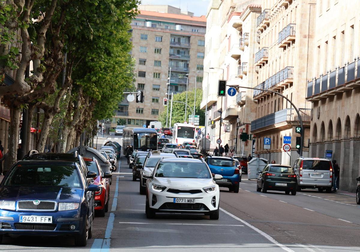 Vehículos circulando por Gran Vía, incluida en la ZBE.