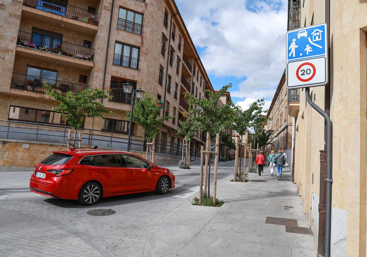 La calle Ancha, señalizada todavía como calle residencial.