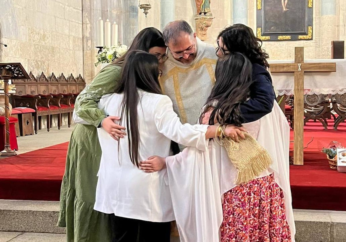 Daniel Mielgo con su familia durante el día de su ordenación.