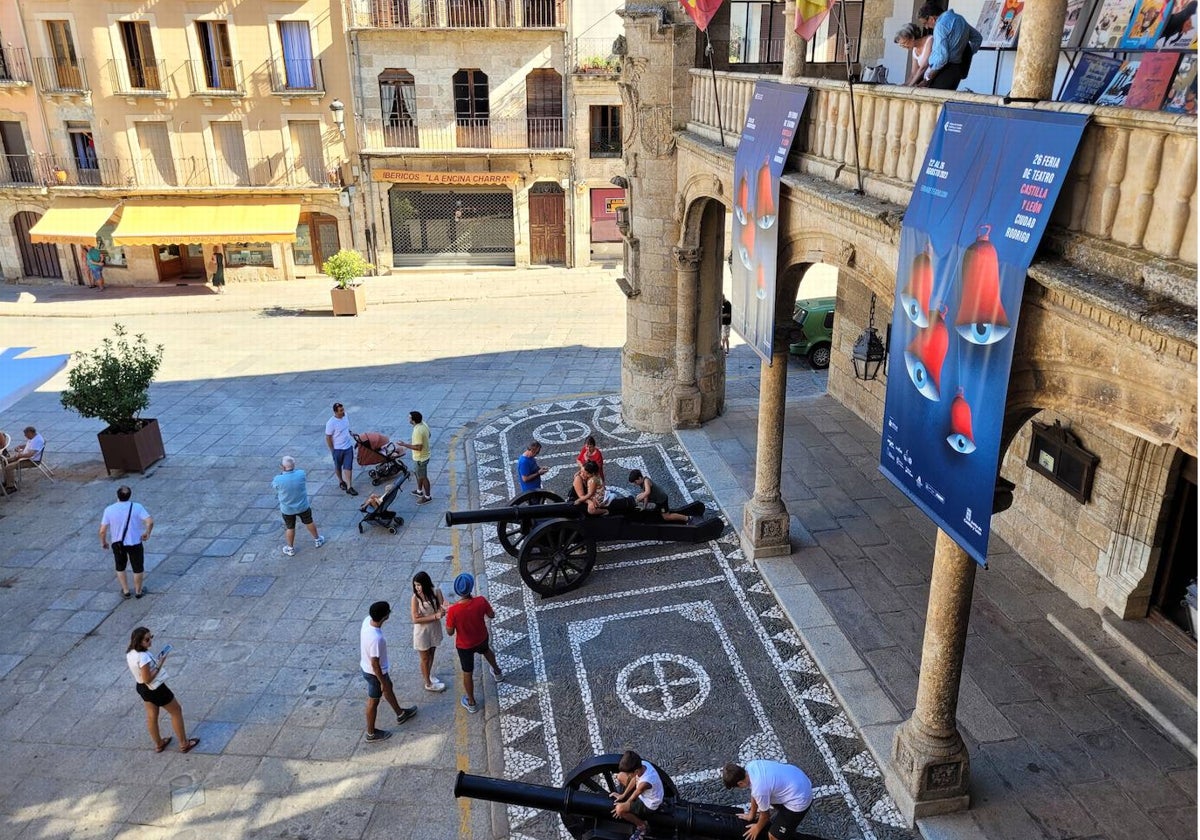 Familias en la Plaza Mayor de Ciudad Rodrigo en época estival