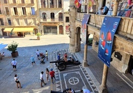 Familias en la Plaza Mayor de Ciudad Rodrigo en época estival