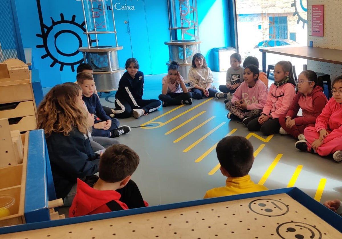 Los escolares en una de las sesiones de los talleres Creactivity en Santa Marta de Tormes.