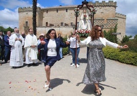 Los bailes charros en la parada de la Virgen de los Remedios ante el Castillo del Buen Amor.