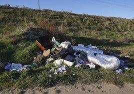 Residuos en la zona del «volcán de Garrido».