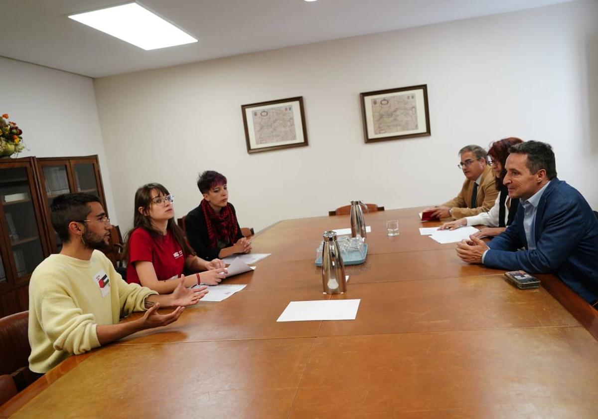 Corchado se reúne con los representantes de la acampada por Palestina en su primer acto oficial