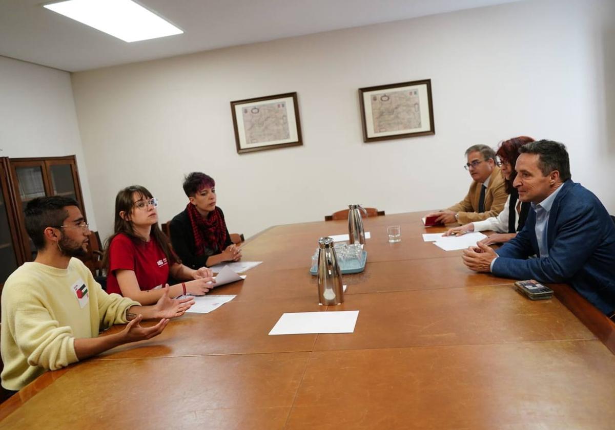 Corchado se reúne con los representantes de los estudiantes propalestinos