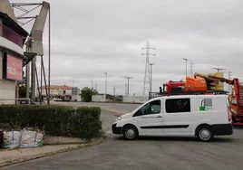 Vehículos utilizados en las obras del estadio Helmántico aparcados en la denominada puerta de acreditaciones, junto al Fondo Norte.