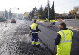 Operarios realizan trabajos de asfaltado en los accesos de Salamanca.