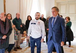 Jaime Lizana, campeón del mundo de kickboxing, durante la recepción el Ayuntamiento tras ganar la competición junto al alcalde de la ciudad, Carlos García Carballo.