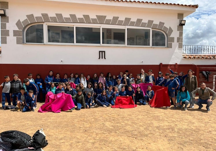 PLAZA DE TIENTAS. Los alumnos del colegio Calasanz de Salamanca, en la plaza de tientas de la finca de Valdefresno, donde esta mañana disfrutaron de un taller taurino formativo en el que se lo pasaron en grande.