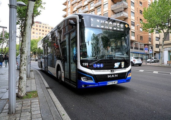 Uno de los autobuses eléctricos que ya se incluyen en la flota del servicio municipal.