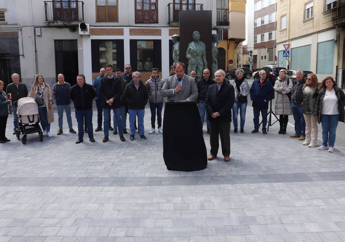 El alcalde, Roberto Martín, leyó el manifiesto en la plaza de Julián Coca.