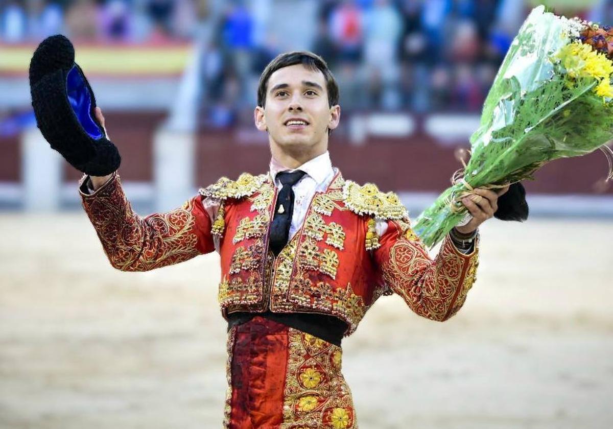 Ismael Martín en la vuelta al ruedo con el trofeo de la mano.