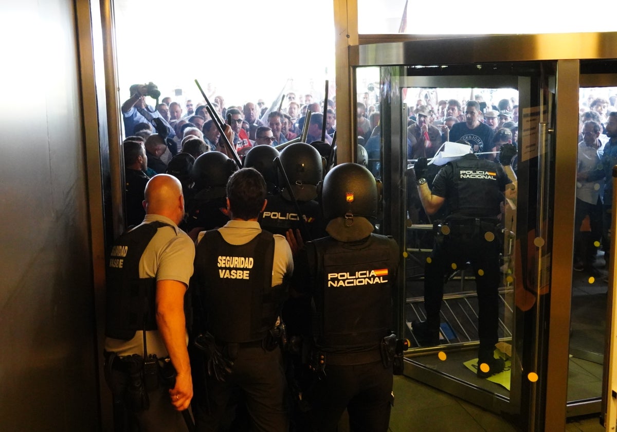 Manifestación de ganaderos frente a la Delegación de la Junta el junio de 2023. ARCHIVO