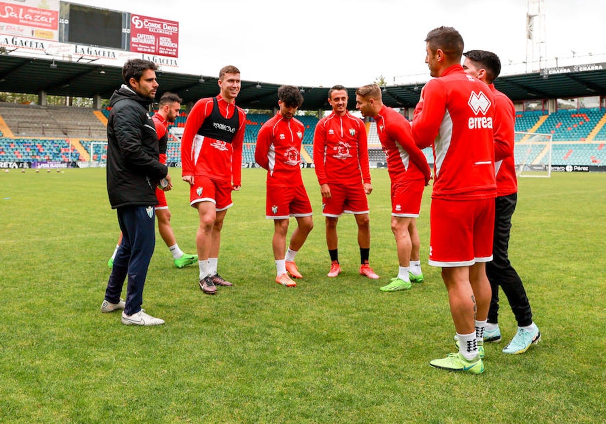 Alonso, en el centro con botas naranjas, es el único jugador chacinero con contrato para el curso que viene.