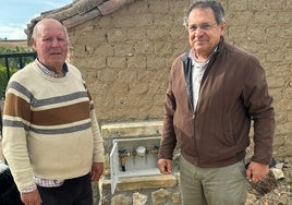 Un vecino de Mozodiel junto al edil Víctor Zato, junto a uno de los nuevos contadores de agua potable.