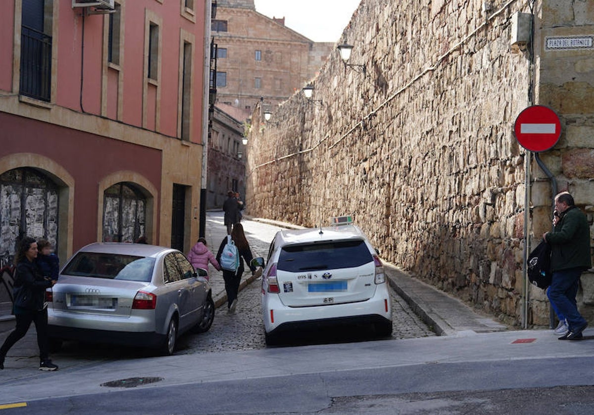 Coches y padres llevando a sus hijos al colegio en la calle Rabanal, este miércoles.