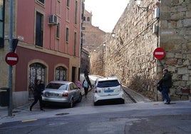 Coches y padres llevando a sus hijos al colegio en la calle Rabanal, este miércoles.