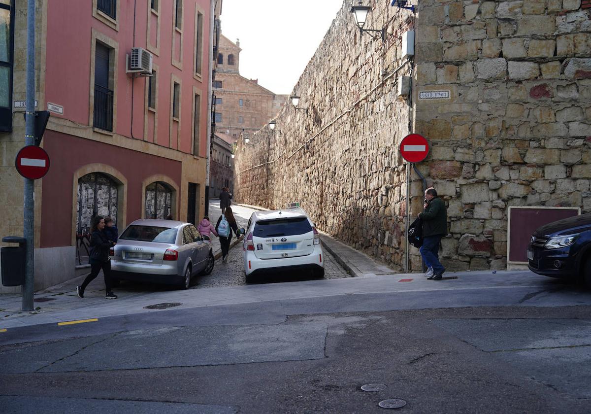 Señales de prohibido el paso en la calle Rabanal, origen de las quejas de las familias.