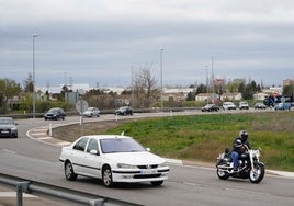 Vehículos circulan por la rotonda.