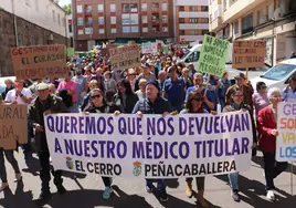 Los manifestantes, en su paso por la calle Tejedores camino del centro de salud