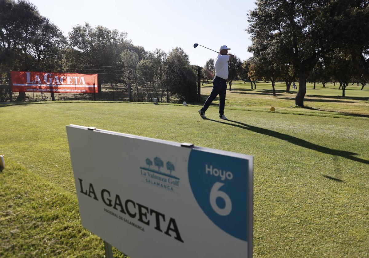 Un jugador practica en el hoyo 6 del campo de La Valmuza, preparado ya para acoger el torneo.