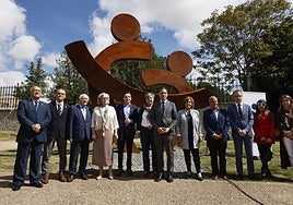Representantes sanitarios, universitarios y políticos junto a la escultura en honor a la Enfermería.