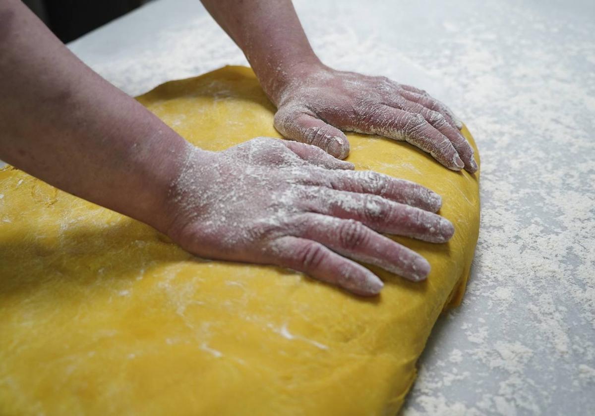 Cocinero dando forma a la masa