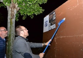 El alcalde Marcos Iglesias, en la pegada de carteles