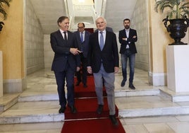 El alcalde, Carlos García Carbayo, junto a Miguel Garrido, vicepresidente de CEOE en el zaguán del Ayuntamiento este viernes.