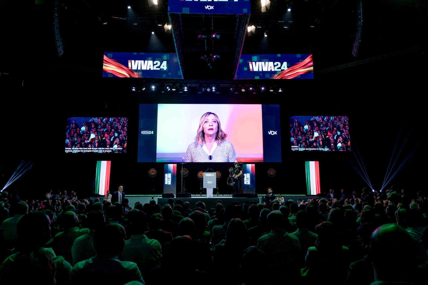 La presidenta del Consejo de Ministros de Italia, Giorgia Meloni, interviene de manera telemática durante el acto 'Viva 24' de VOX, en el Palacio de Vistalegre.