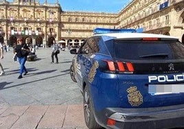 Un vehículo de la Policía Nacional, aparcado en la Plaza Mayor de Salamanca.