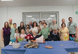 Varias generaciones junto a Joaquina y Juan, en una tarde con regalos y tarta.