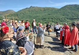 La bendición tuvo lugar desde lo alto de la Peña de los Frailes