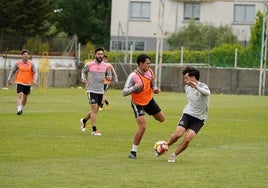 Jorge y Pablo pelean por el balón en un entrenamiento de esta semana en el anexo.