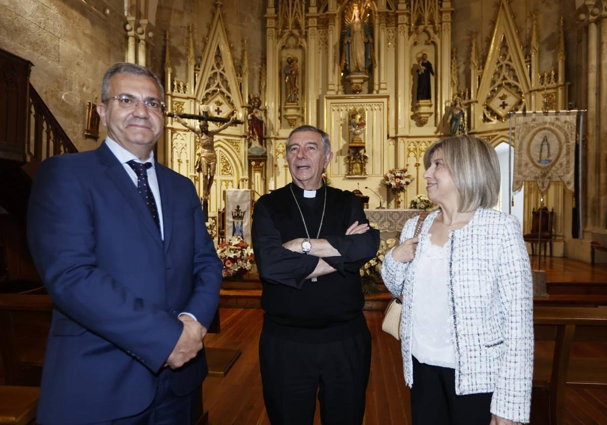 Celebración religiosa por el Día de la Santísima Trinidad.