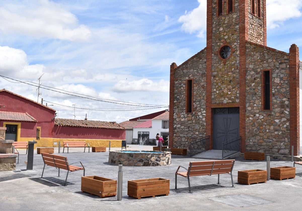 Imagen de la plaza de la Iglesia de Encinas de Arriba.