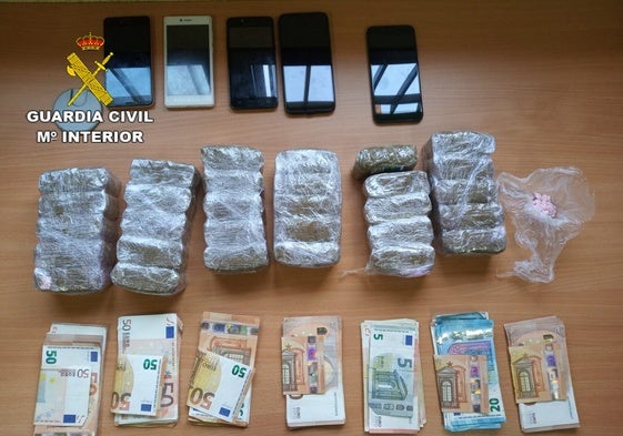 Droga, dinero y teléfonos móviles intervenidos por los agentes en la operación.