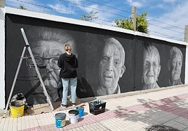 La artista pinta el cuarto rostro del mural que realiza en una residencia de mayores de Salamanca.
