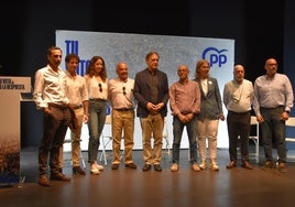 Carlos García Carbayo en el centro junto a Exuperancio Benito y el resto de debatientes