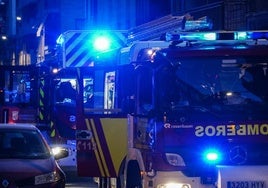 Bomberos de Salamanca por la noche en una foto de archivo