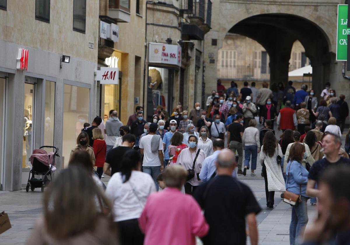 Gente pasea por la calle Toro de Salamanca.