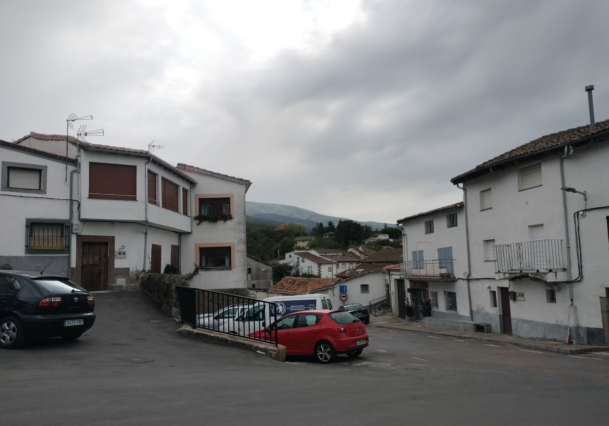 Imagen de la Plaza Mayor de la localidad de Navacarros.