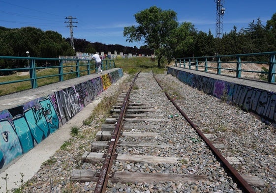 La vía Ruta de la Plata, actualmente sin uso y deteriorada a su paso junto a Würzburg.