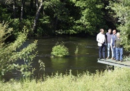 Alcalde y concejales en el entorno del río Águeda.