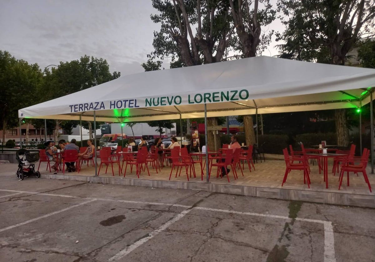 La amplia terraza del Hotel Nuevo Lorenzo ofrece la oportunidad de disfrutar del mejor ambiente.