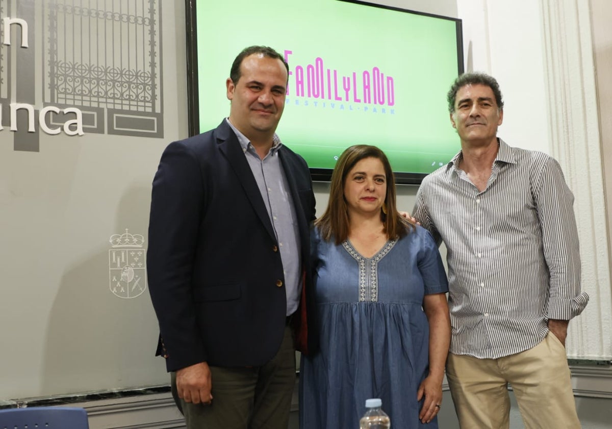 El diputado David Mingo, la alcaldesa de Pelabravo, María Teresa García, y el Rafael Vázquez, organizador del festival.