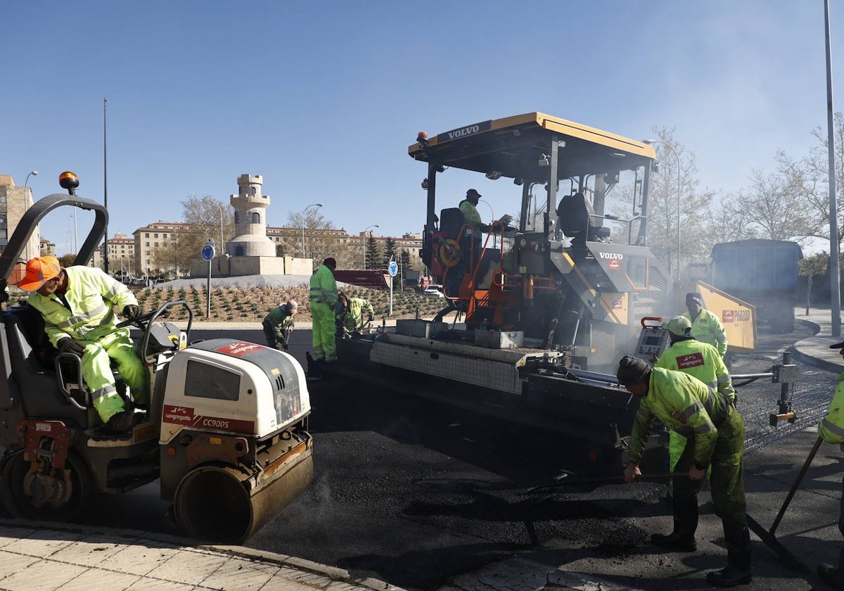 Obras de asfaltado en la avenida de Salamanca.