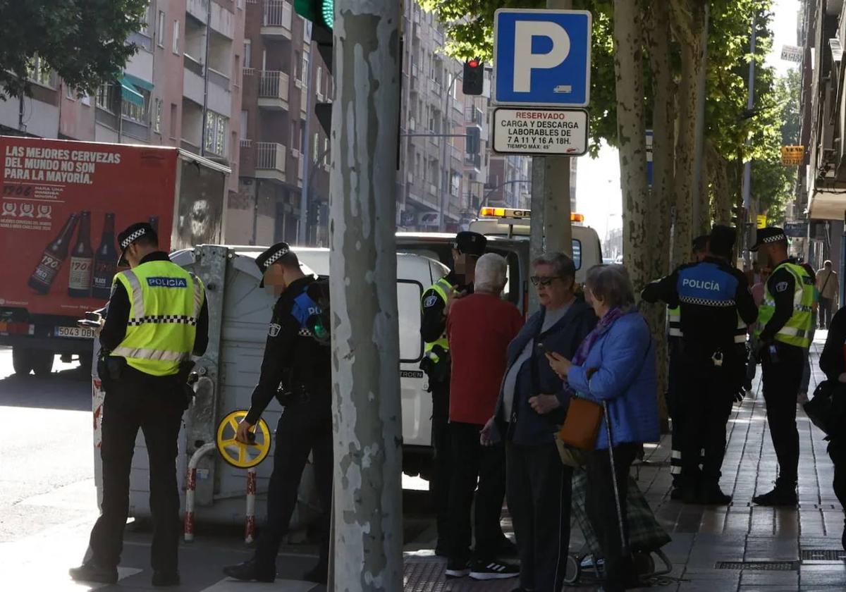 Los agentes, en el lugar del atropello.